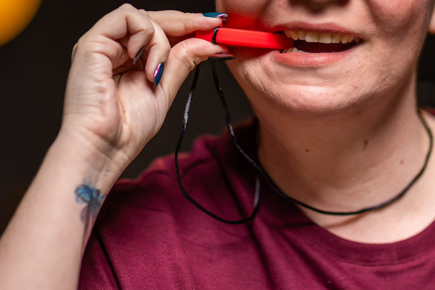 Collier sensoriel à mâcher dent de requin