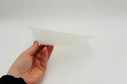 Assiette à bord élevé