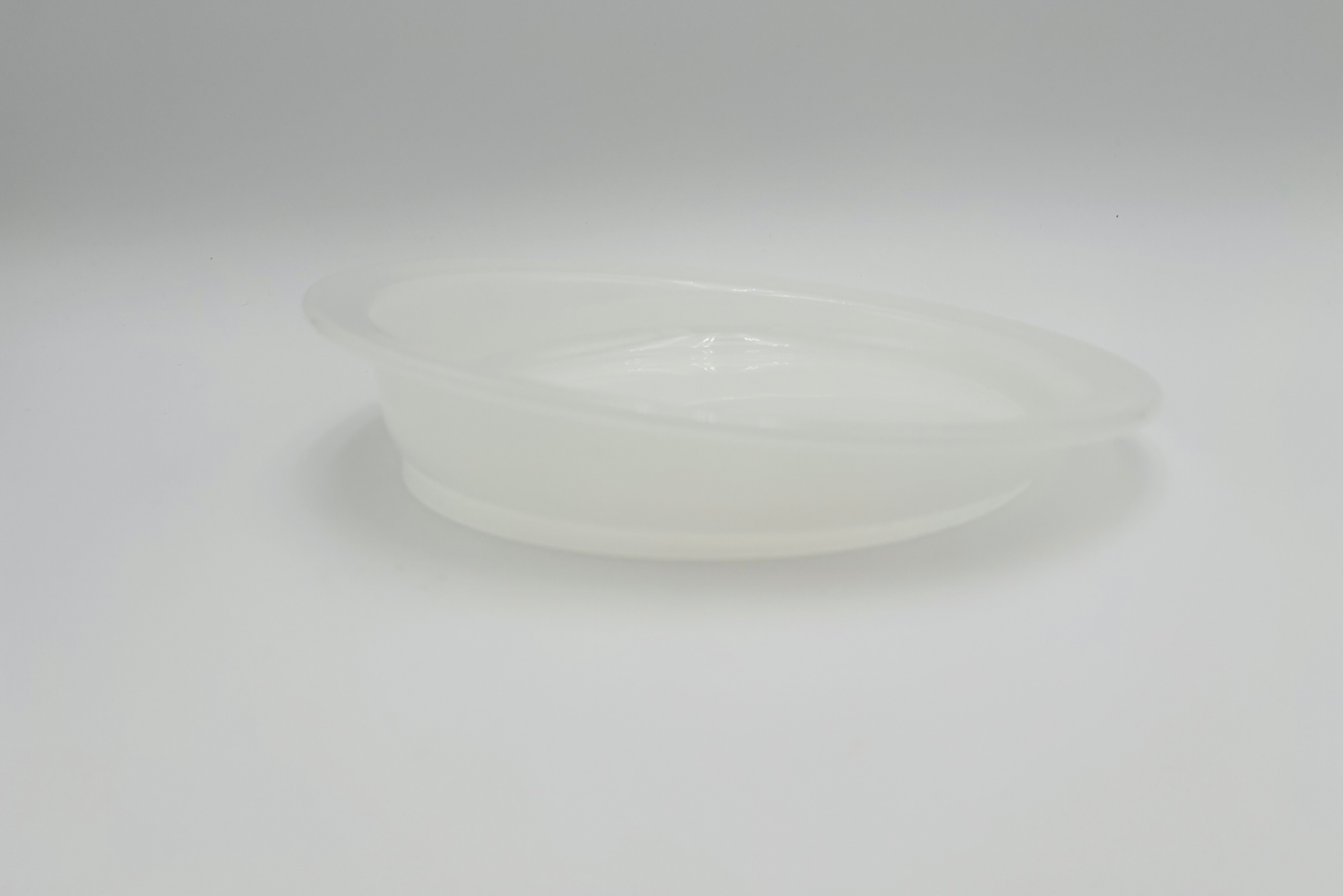 Assiette à bord élevé