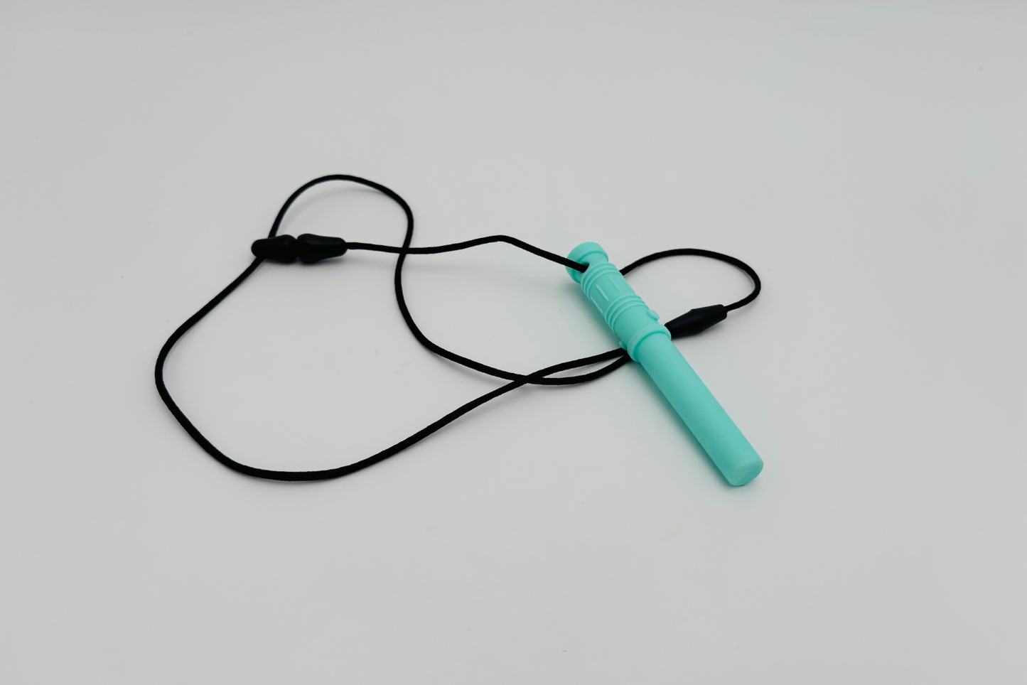 Collier sensoriel à mâcher sabre laser