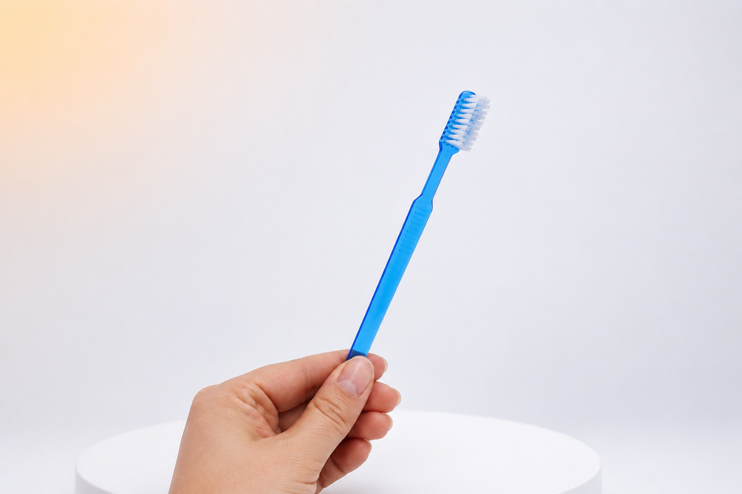 Brosse à dents avec dentifrice intégré