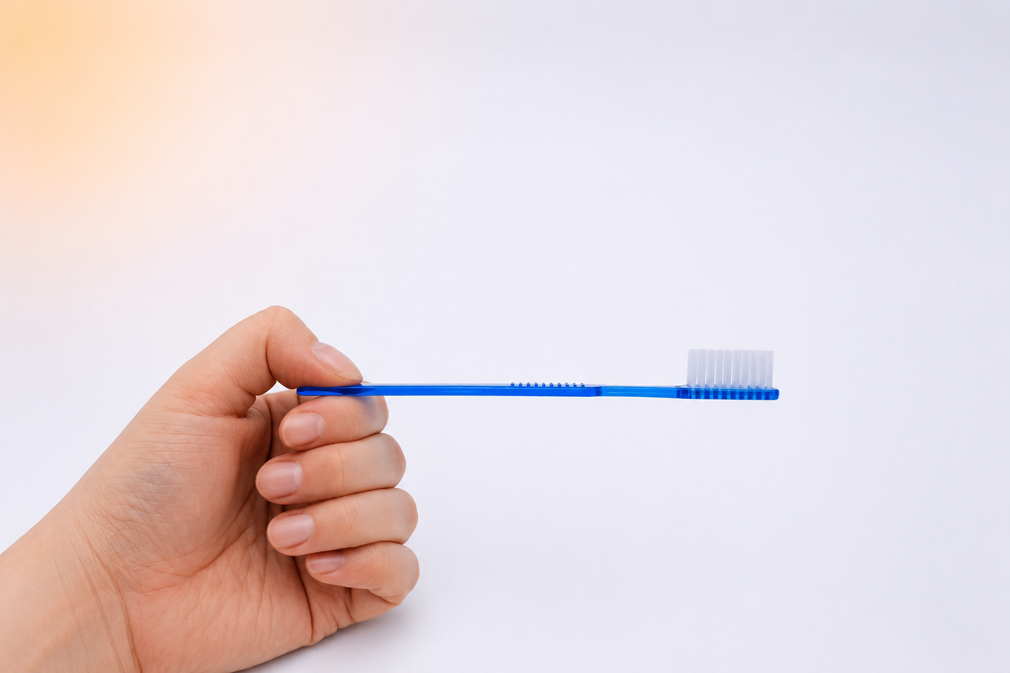 Brosse à dents avec dentifrice intégré